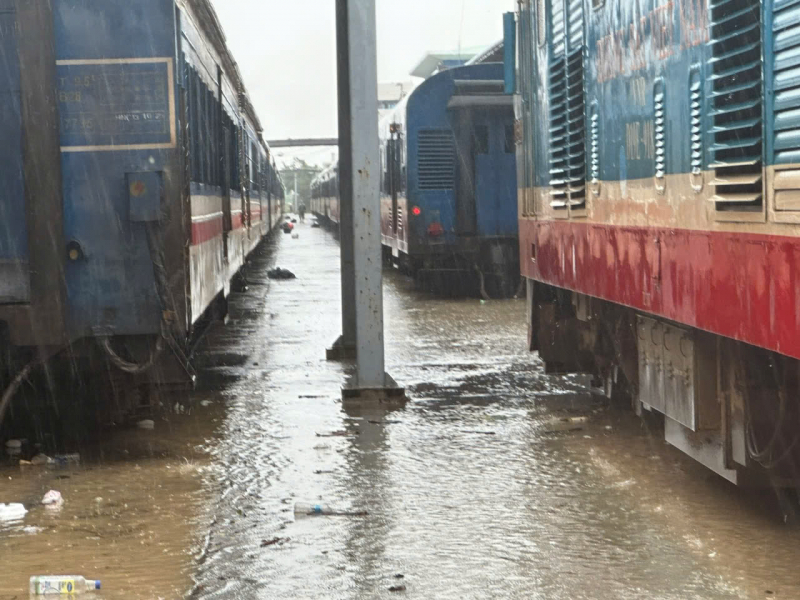 Ngày 21/11: Đường sắt Việt Nam tiếp tục bãi bỏ 6 chuyến tàu do mưa lũ -0