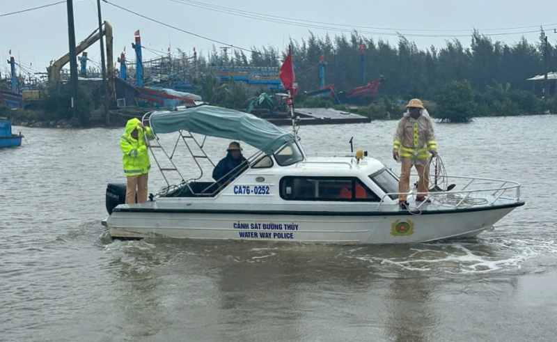 Công an các đơn vị, địa phương khẩn trương sơ tán người dân ra khỏi khu vực nguy hiểm, bị nước lũ cô lập -0