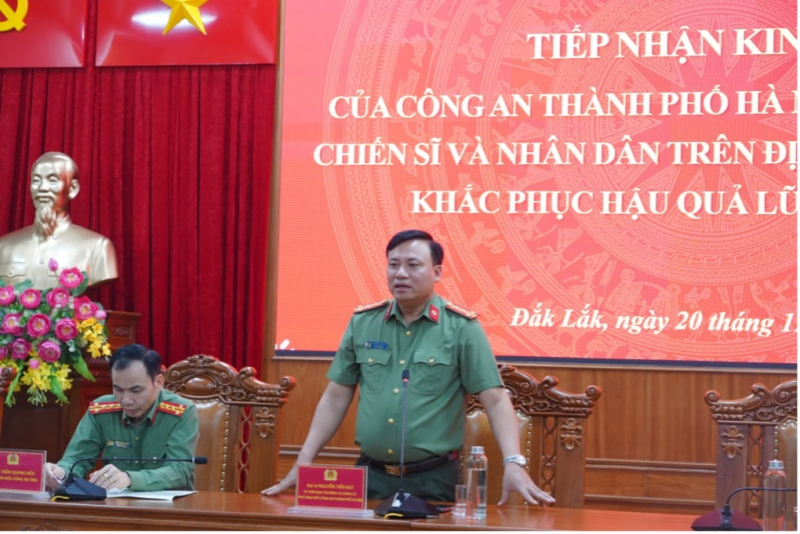 Công an TP Hà Nội trao kinh phí hỗ trợ tỉnh Đắk Lắk khắc phục hậu quả mưa lũ -0