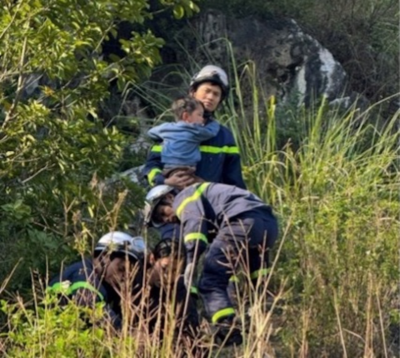 Penyelamatan tepat waktu 2 anak yang terjebak di lubang dalam di gunung Tram -0