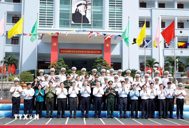 ທ່ານ​ເລຂາທິການ​ໃຫຍ່ To Lam ຢ້ຽມຢາມ ​ແລະ ​ເຮັດ​ວຽກ​ຢູ່​ເຂດ​ທະຫານ​ເຮືອ 5 -0