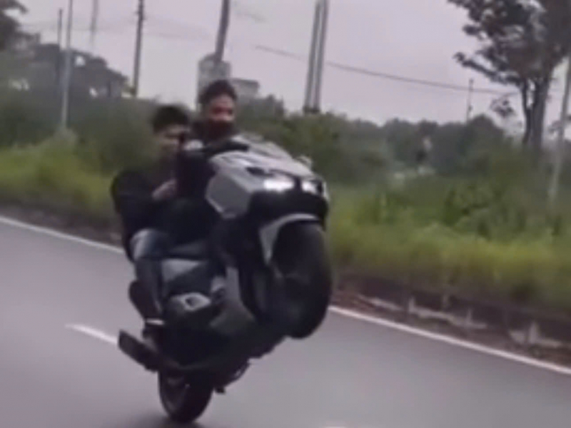 Rủ bạn đi bốc đầu xe máy thì bị người dân báo CSGT -0