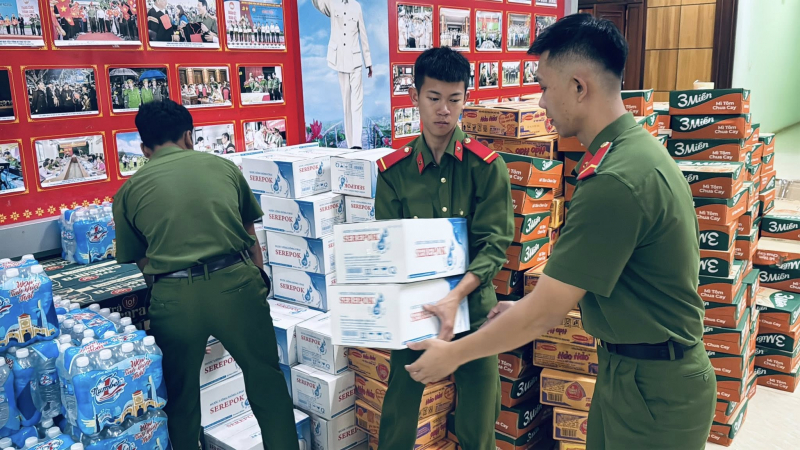 Chuẩn bị hàng chục tấn hàng cứu trợ bà con vùng lũ khẩn cấp trong đêm -0