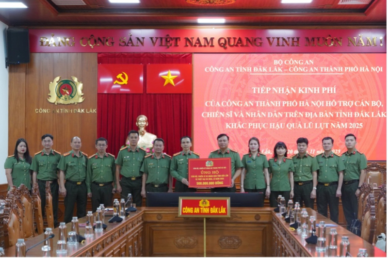 Công an TP Hà Nội trao kinh phí hỗ trợ tỉnh Đắk Lắk khắc phục hậu quả mưa lũ -0