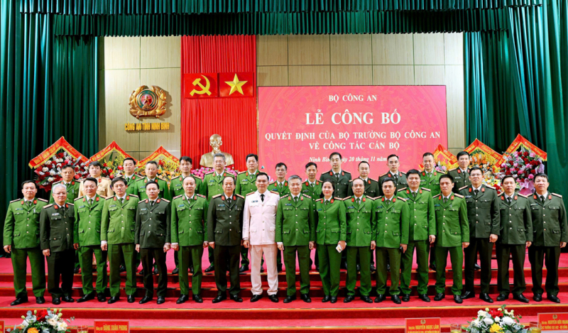 Bộ Công an tổ chức công bố các Quyết định về công tác cán bộ  tại Công an tỉnh Ninh Bình -0