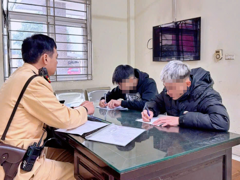 Rủ bạn đi bốc đầu xe máy thì bị người dân báo CSGT -0