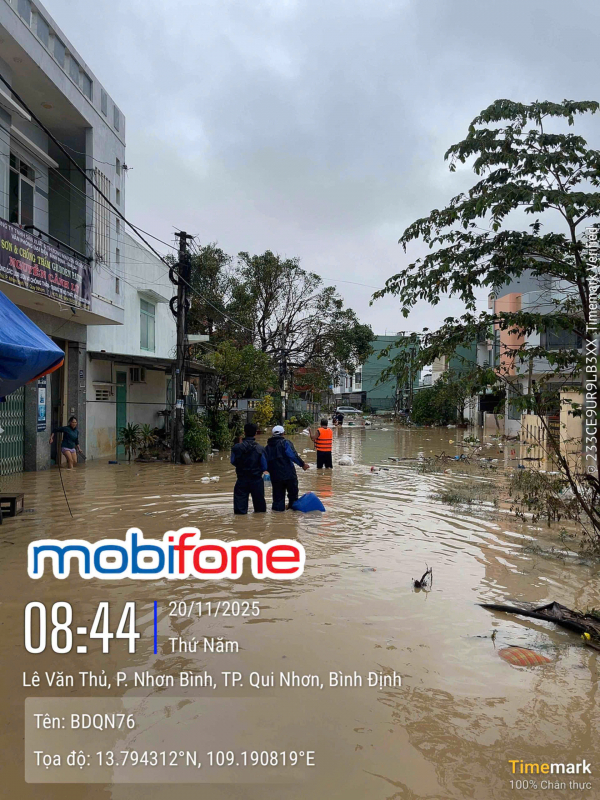 •	Chung tay cùng miền Trung vượt lũ: MobiFone tăng cường ứng cứu thông tin và hỗ trợ 30.000đ cho khách hàng -0