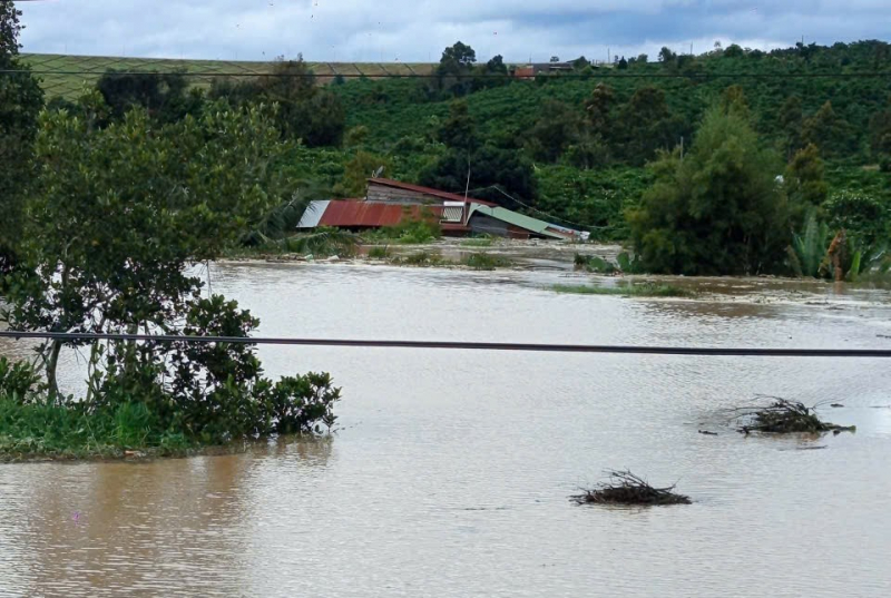 Thủy điện đồng loạt xả hàng m3/s, nhiều vùng ngập nặng -0