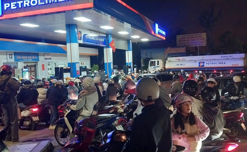 Người Đà Lạt bất ngờ đổ xô tới cây xăng, chen lấn mua nhiên liệu -0