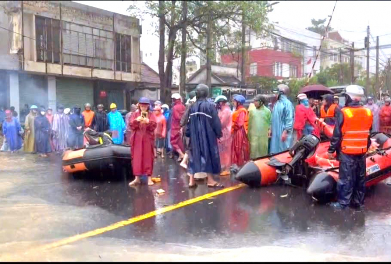 Mưa ngập lịch sử ở Đắk Lắk, ít nhất 11 người chết và 4 người mất tích -0