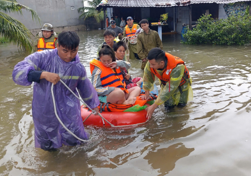       Công an Khánh Hòa tiếp tục nỗ lực cứu giúp dân giữa vùng lũ lụt -0