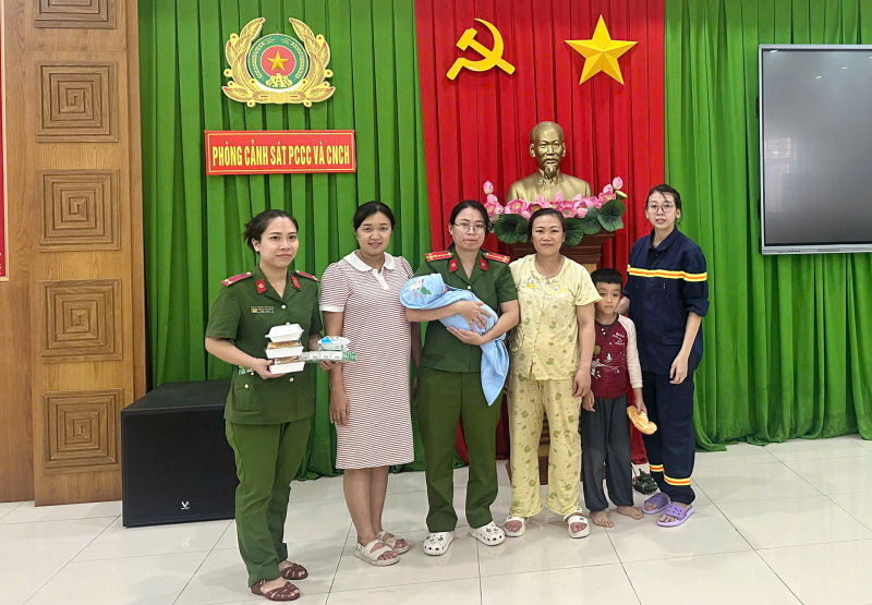       Công an Khánh Hòa tiếp tục nỗ lực cứu giúp dân giữa vùng lũ lụt -0