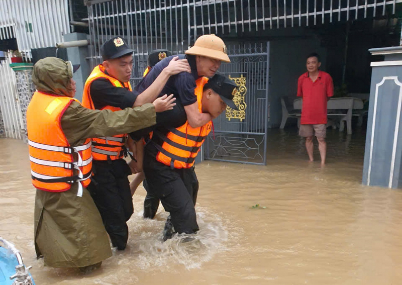       Công an Khánh Hòa tiếp tục nỗ lực cứu giúp dân giữa vùng lũ lụt -0