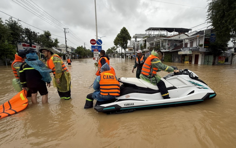       Công an Khánh Hòa tiếp tục nỗ lực cứu giúp dân giữa vùng lũ lụt -0