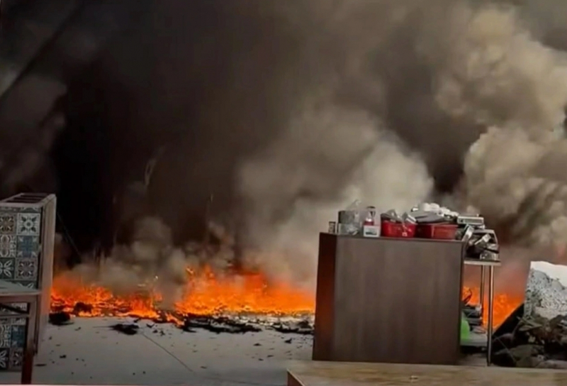 Ресторан біля мосту Лонг Б'єн загорівся опівдні -0