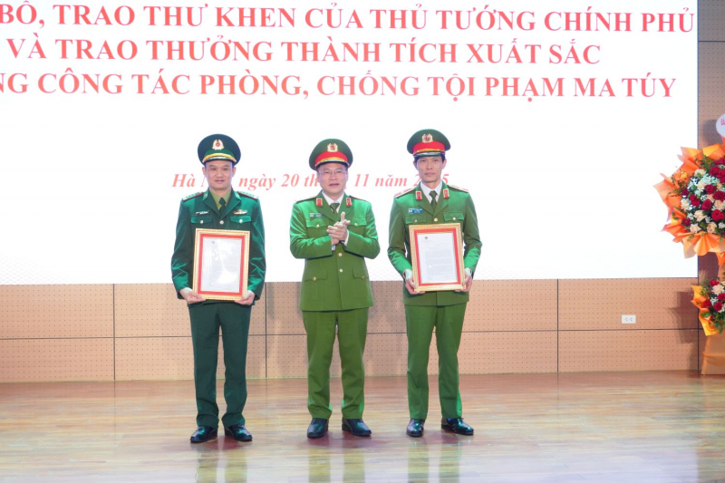 Khen thưởng chuyên án thu giữ 777kg ma túy tổng hợp -0
