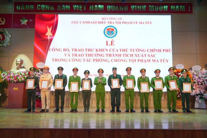 Khen thưởng chuyên án thu giữ 777kg ma túy tổng hợp -0