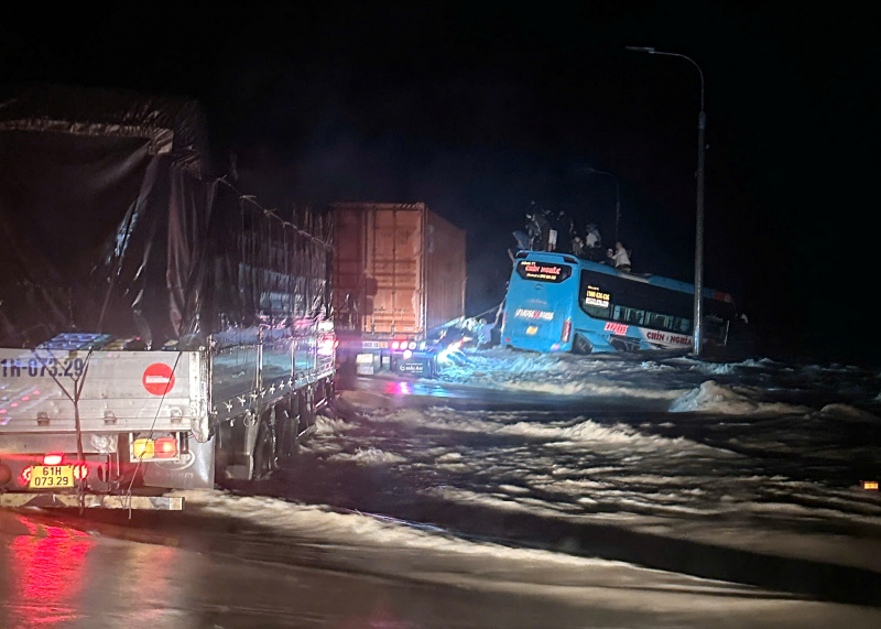 Politie redt 33 mensen in een passagiersbus die het risico liep door het overstromingswater te worden meegesleurd -0