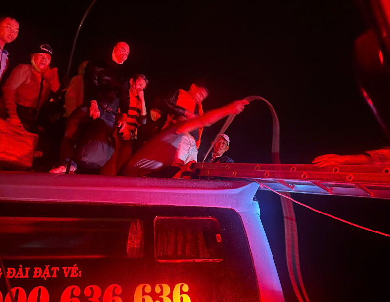 Politie redt 33 mensen in een passagiersbus die het risico liep door het overstromingswater te worden meegesleurd -0