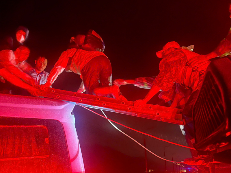 Politie redt 33 mensen in een passagiersbus die het risico liep door het overstromingswater te worden meegesleurd -0