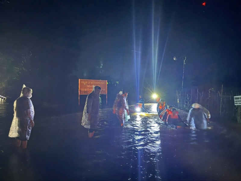 Thủy điện đồng loạt xả hàng m3/s, nhiều vùng ngập nặng -0