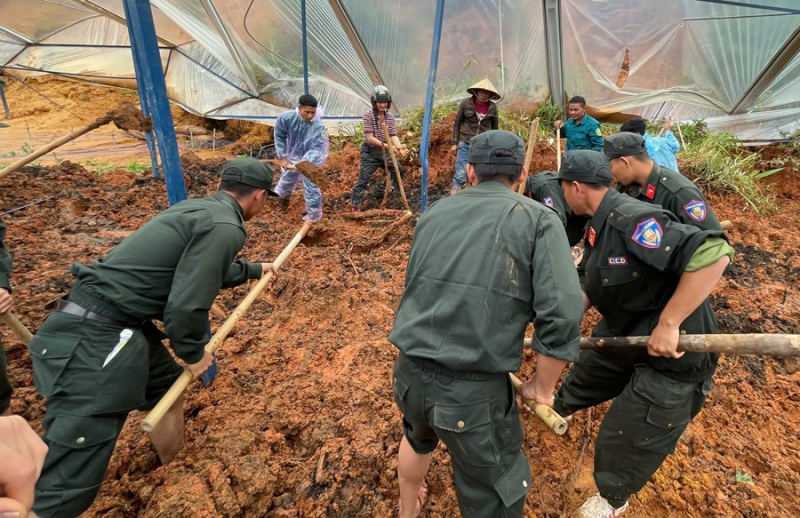 În timp ce grădinărea, un fermier a fost îngropat sub pietre și pământ -0