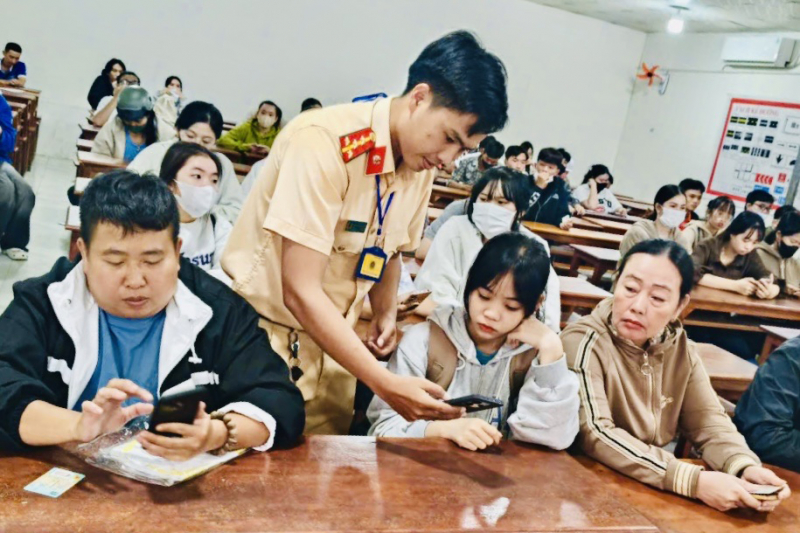 Công an Cà Mau đẩy mạnh cài đặt ứng dụng VNeTraffic  -0