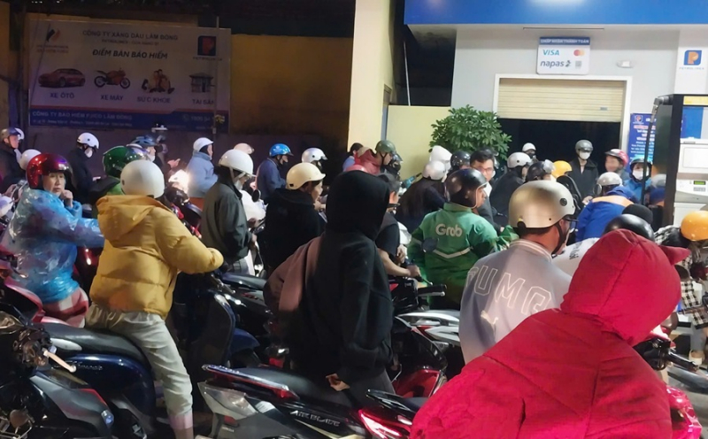 Người Đà Lạt bất ngờ đổ xô tới cây xăng, chen lấn mua nhiên liệu -0