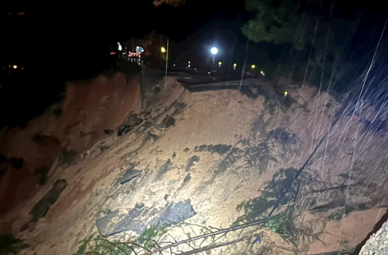 ការរអិលបាក់ដីកាត់ Mimosa Pass ពាក់កណ្តាលនៅ Da Lat មនុស្សត្រូវបានជួយសង្គ្រោះពេញមួយយប់ -0