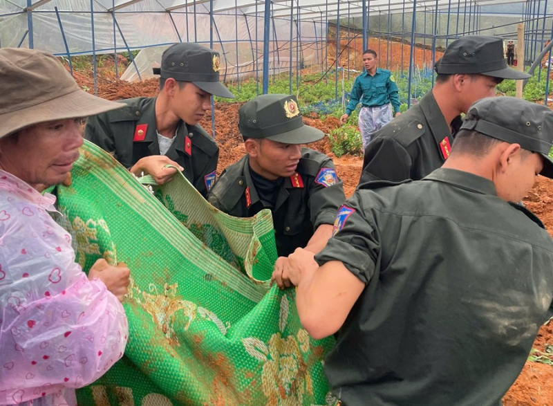 În timp ce grădinărea, un fermier a fost îngropat sub pietre și pământ -0