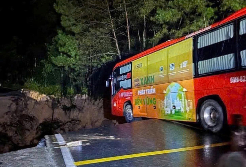 ការរអិលបាក់ដីកាត់ Mimosa Pass ពាក់កណ្តាលនៅ Da Lat មនុស្សត្រូវបានជួយសង្គ្រោះពេញមួយយប់ -0