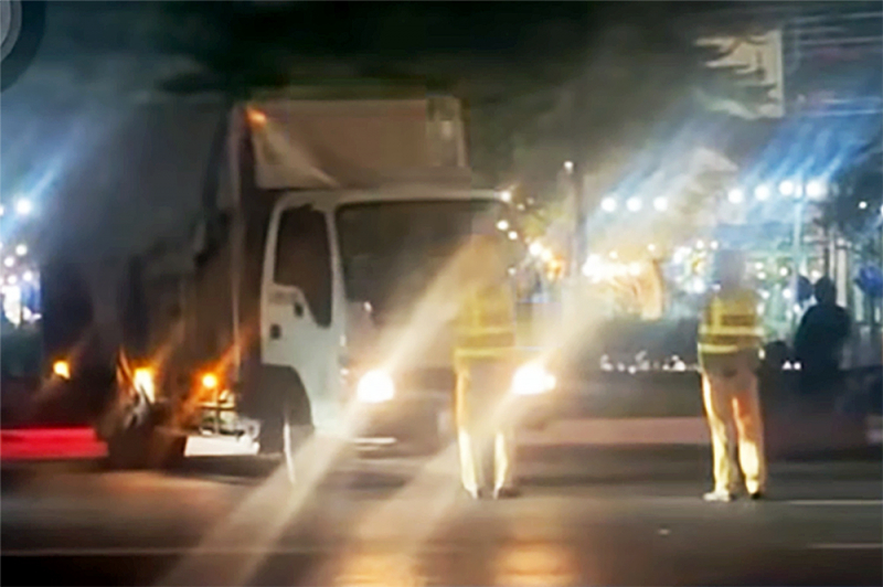 Tài xế lái xe tải lao thẳng vào CSGT ở Hà Nội để bỏ trốn -0