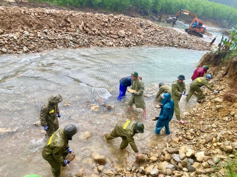 Công an xã dầm mưa, khắc phục sạt lở tuyến đường độc đạo -0