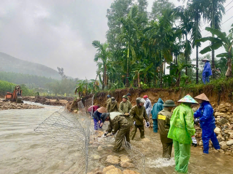 Công an xã dầm mưa, khắc phục sạt lở tuyến đường độc đạo -0
