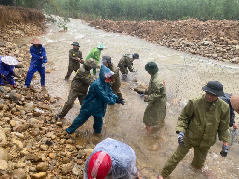 Công an xã dầm mưa, khắc phục sạt lở tuyến đường độc đạo -0