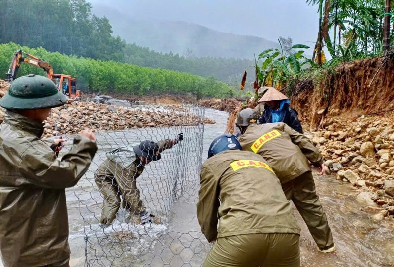 Công an xã dầm mưa, khắc phục sạt lở tuyến đường độc đạo -1