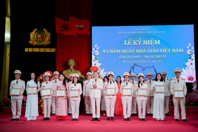 Trường đại học PCCC tôn vinh các nhà giáo tiêu biểu, có thành tích xuất sắc trong nghiên cứu khoa học -0