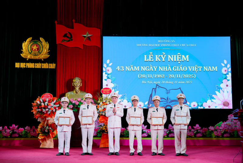 Trường đại học PCCC tôn vinh các nhà giáo tiêu biểu, có thành tích xuất sắc trong nghiên cứu khoa học -0