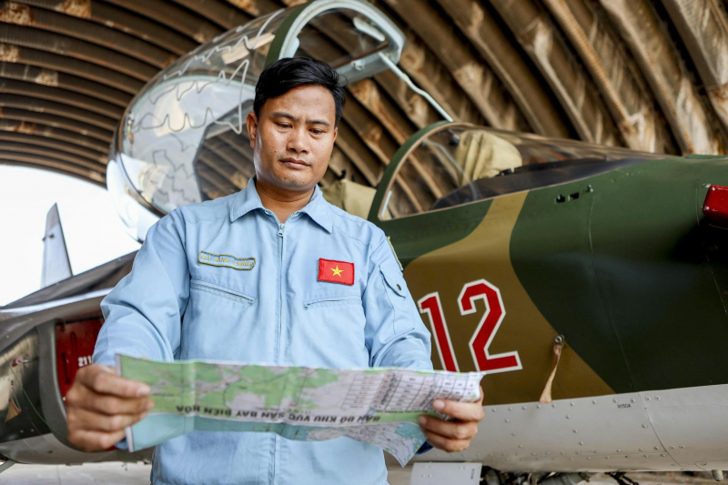 Chuyện nghề của thầy giáo “viết chữ lên trời” -0