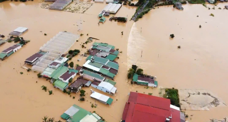 Thủy điện đồng loạt xả hàng m3/s, nhiều vùng ngập nặng -0