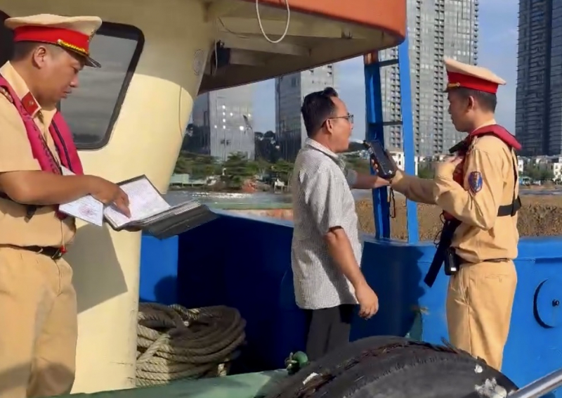 CSGT đồng loạt kiểm tra xử lý hành vi vi phạm của các phương tiện thủy nội địa -1