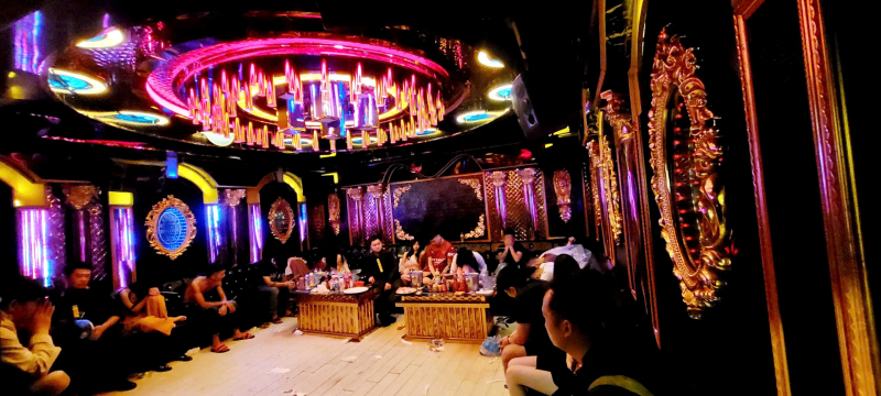 Phát hiện 3 khẩu súng trong quán karaoke ở Hà Nội -0