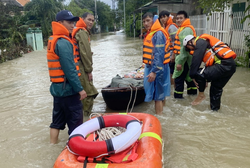 Vừa cứu nạn, vừa tiếp tế thực phẩm vùng cô lập và thu dọn vệ sinh nơi nước rút -0