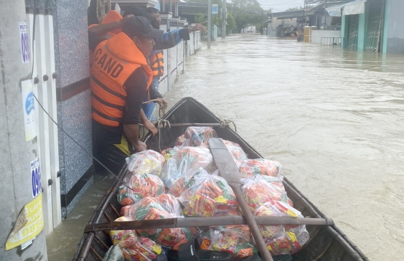 Vừa cứu nạn, vừa tiếp tế thực phẩm vùng cô lập và thu dọn vệ sinh nơi nước rút -0