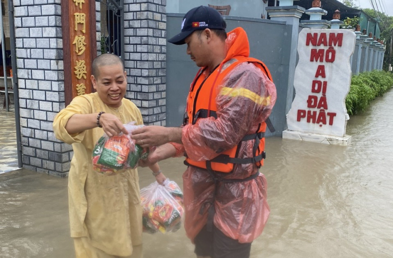Vừa cứu nạn, vừa tiếp tế thực phẩm vùng cô lập và thu dọn vệ sinh nơi nước rút -0