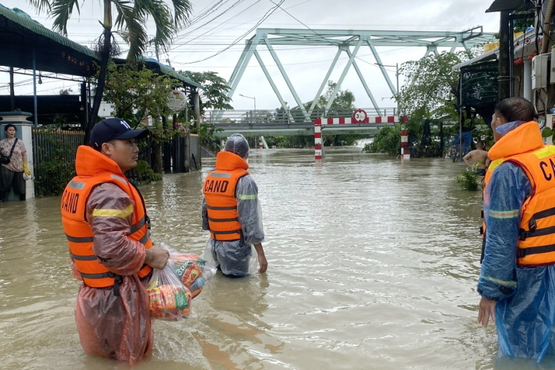 Vừa cứu nạn, vừa tiếp tế thực phẩm vùng cô lập và thu dọn vệ sinh nơi nước rút -0
