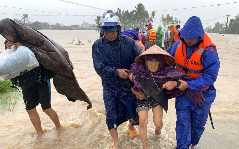 Hàng trăm cán bộ, chiến sĩ Công an chạy đua với lũ di dời hàng nghìn người dân bị cô lập -0