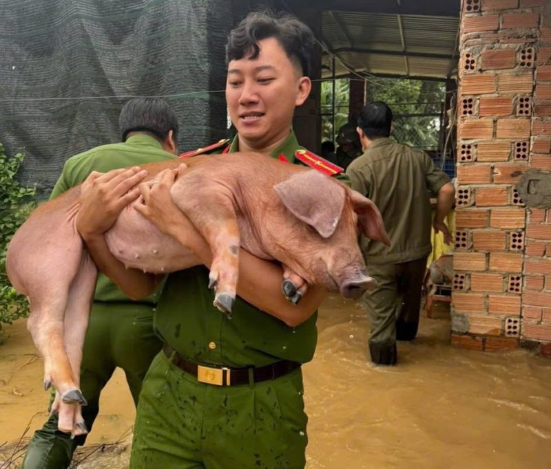 Công an khẩn trương hỗ trợ hàng trăm hộ dân bị ngập lụt -0