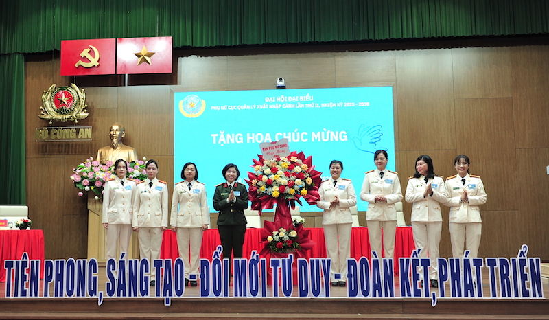 Xây dựng hình ảnh phụ nữ Cục Quản lý xuất nhập cảnh thời kỳ đổi mới -0