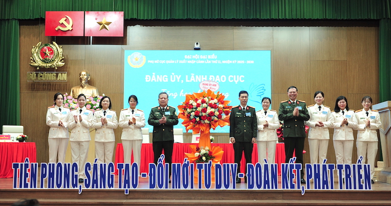 Xây dựng hình ảnh phụ nữ Cục Quản lý xuất nhập cảnh thời kỳ đổi mới -1